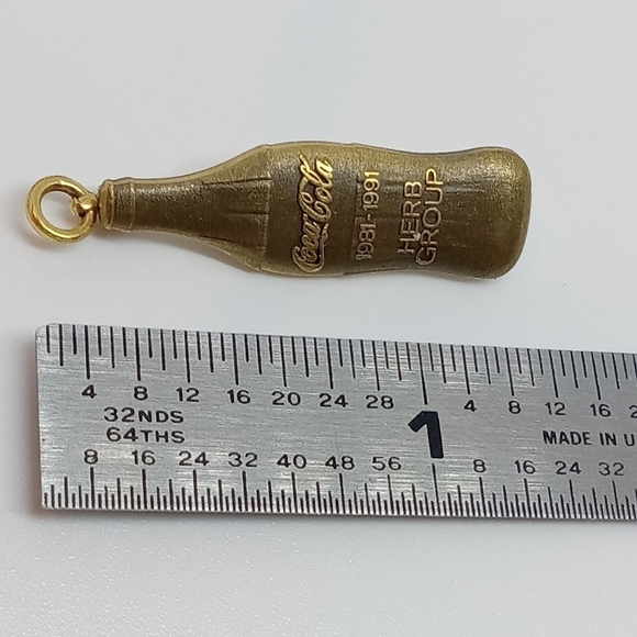 👍 5 for $20 limited edition Coca Cola 1981-1991 Herb Group bronze tone pin - Picture 2 of 3